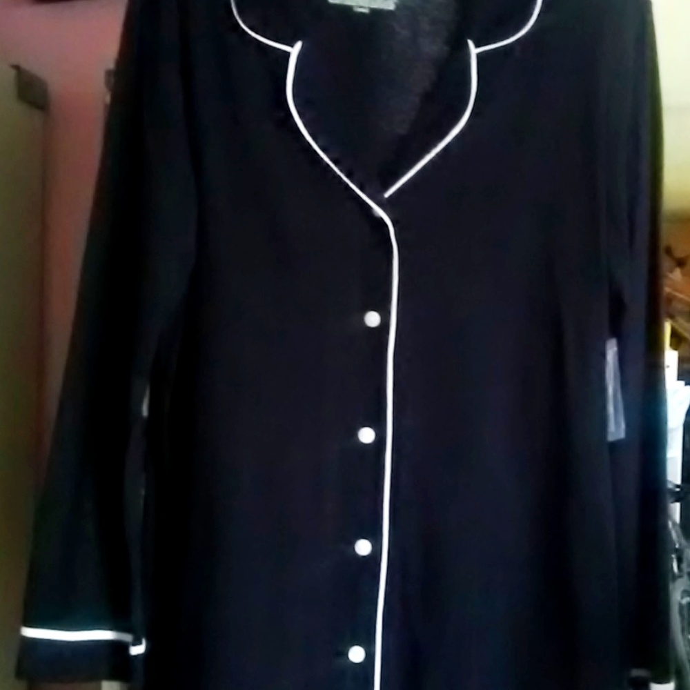 Snazzy jammy top NEW w/ tag! Black with white